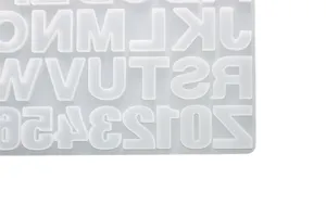 Detailopname van de siliconen mal met letters en cijfers voor DIY kristal epoxy hars ambachten.