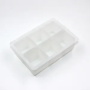Detailansicht der weissen Silikon 6-Gitter quadratischen Eiswürfelform für den täglichen Gebrauch.