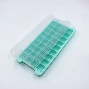 Primer plano detallado de la bandeja de cubitos de hielo de silicona con tapa transparente.