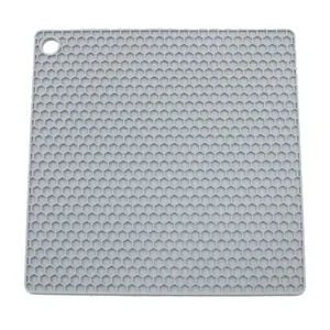 Tappetino in silicone grigio, dettaglio trama a nido d'ape quadrata, antiscivolo.