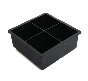 Vista dettagliata del contenitore per cubetti di ghiaccio in silicone nero a 4 griglie, flessibile.