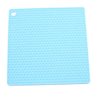 Sottopentola quadrato in silicone con texture a nido d'ape antiscivolo e foro per appenderlo.