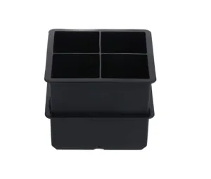 Primo piano dettagliato del stampo per cubetti di ghiaccio in silicone nero a 4 griglie.