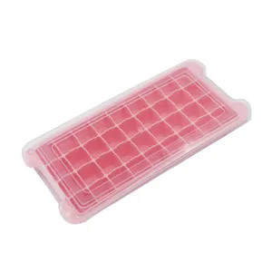 Vista detallada de la cubitera de hielo de silicona rosa con tapa protectora clara.
