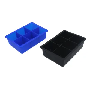 Nahaufnahme der 6-Gitter Silikon Eiswürfelform, flexible Form für einfaches Entformen.