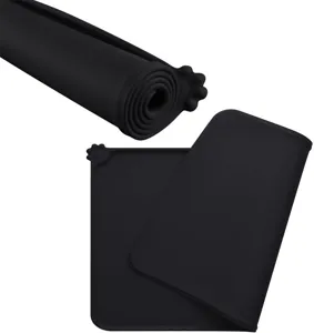 Schwarze Silikon Haustier Matte Detail zeigt Aufroll-Design und süße Pfoten Ecken.