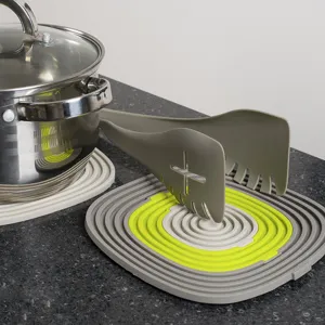 Salvamanteles plegable de silicona resistente al calor y pinzas de cocina para mesa.