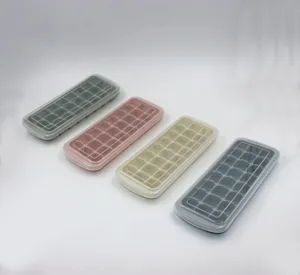 Detalles en primer plano de bandejas de cubitos de hielo de silicona con tapa transparente.