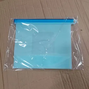 Silikon Frischhaltebeutel Detailansicht mit Volumenskala und praktischem blauem Verschluss.