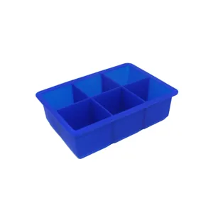Detailansicht der blauen Silikon Eiswürfelform mit 6 Fächern für einfache Eisentnahme.