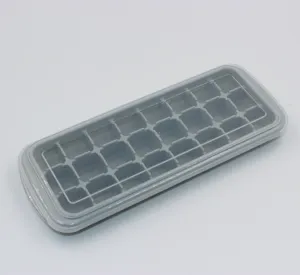 Bandeja de cubitos de hielo de silicona gris con 24 compartimentos y tapa transparente.