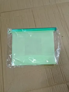 Silikon Frischhaltebeutel Detail mit grünem Verschluss und transparenter Verpackung.