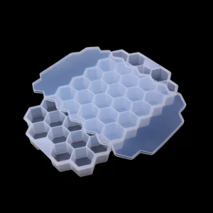 Vista dettagliata del vassoio per cubetti di ghiaccio in silicone a nido d api con 37 griglie.