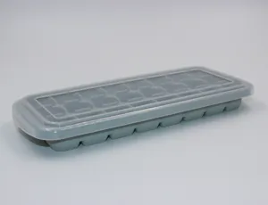 Bandeja para cubitos de hielo de silicona 24 rejillas con tapa, vista de detalle.