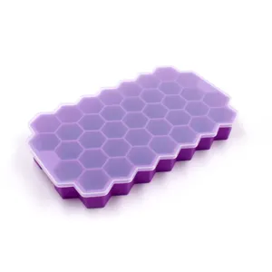 Vista di dettaglio del vassoio per ghiaccio in silicone a nido d'ape con coperchio.