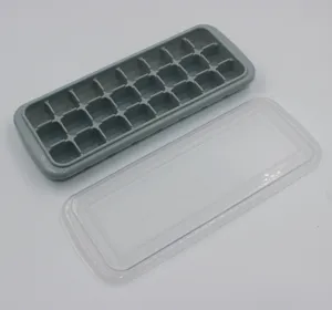 Bandeja de cubitos de hielo de silicona de 24 rejillas con tapa transparente detalle.
