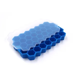 Primo piano dettagliato della vaschetta per ghiaccio in silicone blu a nido d'ape con coperchio.