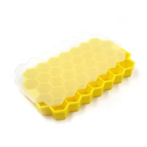 Dettaglio vaschetta ghiaccio silicone alveolata, vista ravvicinata stampo 37 scomparti.