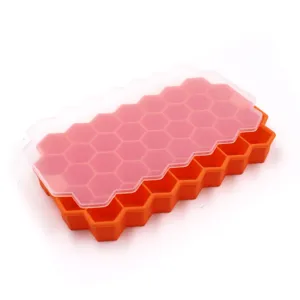 Primo piano dettagliato del vassoio per cubetti di ghiaccio in silicone arancione a nido d'ape.