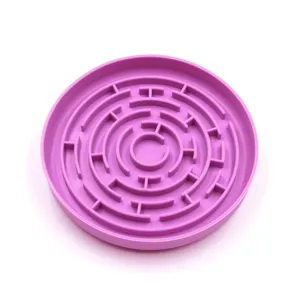 Gros plan d'une gamelle anti glouton en silicone pour animal avec labyrinthe intérieur.
