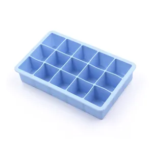 Primer plano detallado de la bandeja de cubitos de hielo de silicona azul con quince compartimentos.