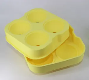 Stampo per cubetti di ghiaccio in silicone giallo a quattro cavita per bevande fresche.