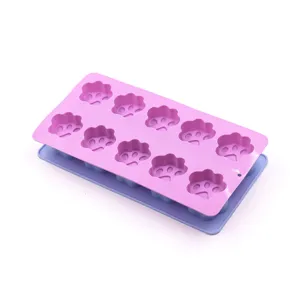 Vista detallada de la bandeja de hielo de silicona, diseño de huella para comida de bebé.