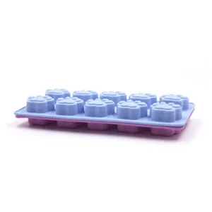 Molde de silicona con forma de pata de gato para hielo y comida de bebe en la cocina.