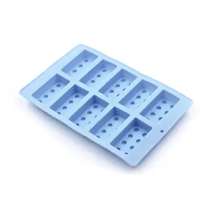 Molde de cubitos de hielo de silicona azul con ocho compartimentos para bebes y congelacion.