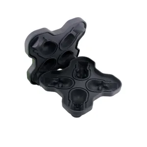Vista detallada del molde de hielo de silicona con calavera 3D de 4 cavidades, negro.