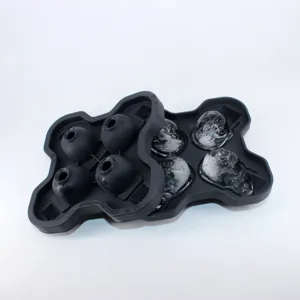 Vista detallada del molde de hielo de silicona con calavera 3D, flexible y creativo.