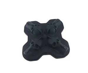 Vista detallada del molde para cubitos de hielo de calavera 3D de silicona negra con cuatro cavidades.