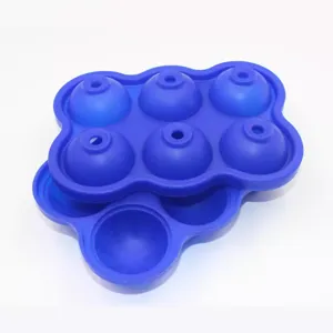 Bandeja de molde de bola de hielo de silicona azul de 6 cavidades para bebidas frías en casa.
