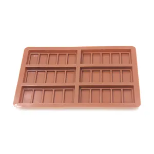 Detalles del molde de silicona para chocolate de 6 cavidades, mostrando claramente los compartimentos.
