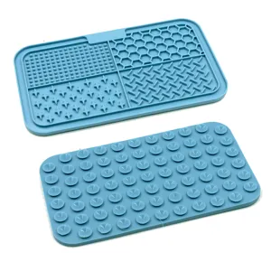 Detalle de estera de silicona para comer lento para mascotas con compartimentos.