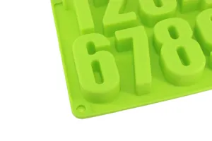 Gedetailleerde close-up van groene siliconen cijfermal, flexibel voor bakken en handwerk.