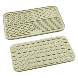 Detalle de esterilla de silicona beige para comer lento con texturas y ventosas.