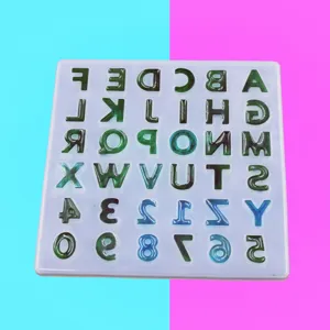 DIY siliconen mal voor letters en cijfers van epoxyhars, vierkant dienbladontwerp.