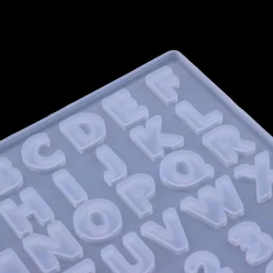 Gedetailleerde close-up van de siliconen lettervorm met afzonderlijke alfabet holten voor hars.