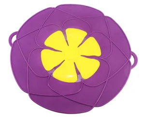 Nahaufnahme Detail des 26cm lila Silikon Ueberlaufschutz Topfdeckels mit gelbem Blumenventil.