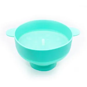Large collapsible silicone popcorn bowl with handles, microwave safe popcorn maker.