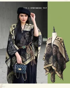 Elegante poncho de jacquard vintage con borlas mostrado en modelo y maniquí para viajes