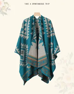 Gedetailleerd overzicht van groenblauwe geometrische gebreide poncho sjaal met patronen