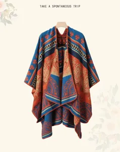 Vista detallada del poncho chal de jacquard bohemio de gran tamaño en azul y naranja vivo