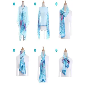 Collage mit sechs kreativen Möglichkeiten, einen hellblauen Paisley-Strandschal zu stylen