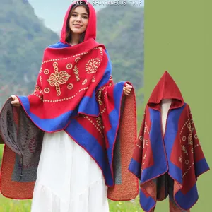 Gestrickter Kapuzen-Poncho-Schal mit Ethno-Muster präsentiert an Modell und Mannequin