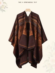 Vista detallada del poncho de jacquard étnico con patrones retro en marrón y naranja