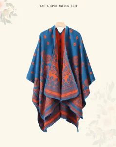 Detailansicht des blau-orangen Vintage-Jacquard-Strickponchos für den Winter