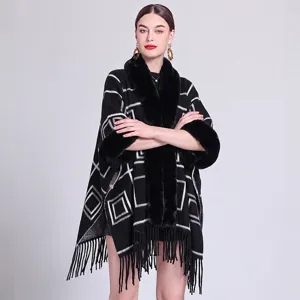 Geometrisches Poncho-Sola mit Kunstpelzkragen und Fransen für modische Winteroutfits