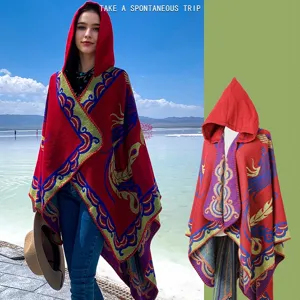 Detailansicht des roten Kapuzenponchos mit ethnischen Mustern an Model und Puppe.